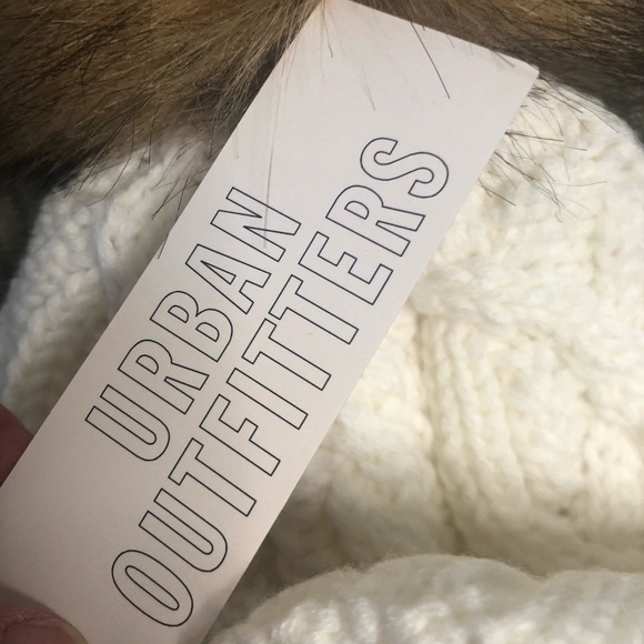 Urban Outfitters Cable Knit Fur Pompom Beanie Ivory Hat Chunky ONE SIZE NEW - Picture 5 of 6